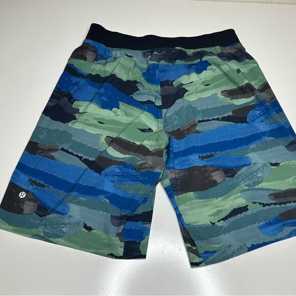 Lululemon Blue-Green-Gray-Black Watercolor Athleisure Shorts in Size Large - Picture 4 of 8